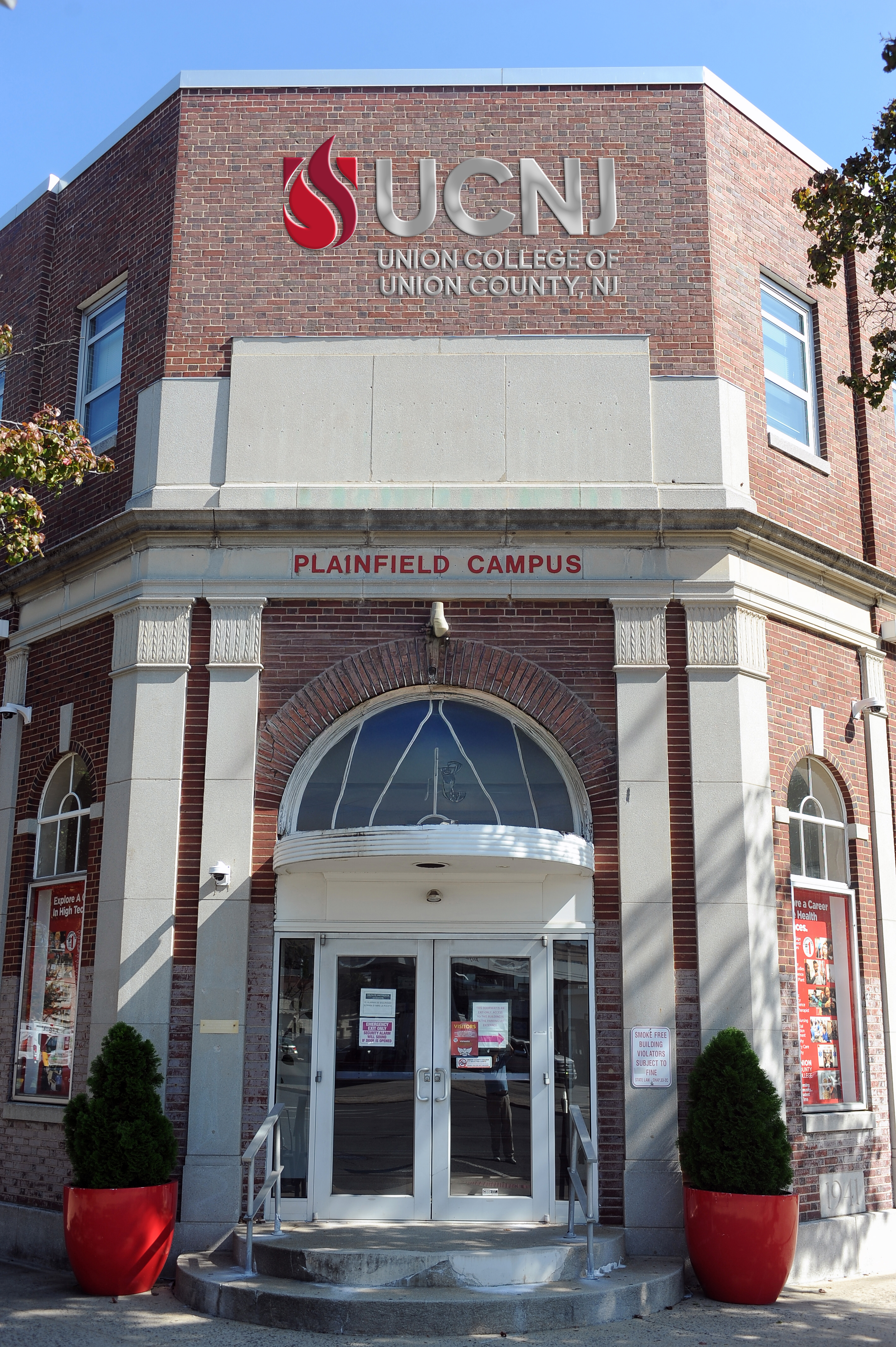 Picture of the front entrance to the Plainfield campus building.